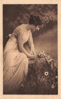 FANTAISIE - Femme - Une Femme Cueillant Des Marguerites  - Carte Postale  Ancienne - Women
