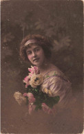 FANTAISIE - Femme - Une Femme Tenant Un Bouquet De Roses - Colorisé - Carte Postale  Ancienne - Femmes