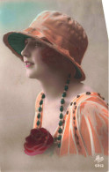 FANTAISIE - Femme - Une Femme Portant Un Chapeau Orange - Collier De Perles - Roses - Colorisé - Carte Postale  Ancienne - Frauen