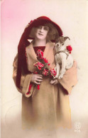 FANTAISIE - Femme - Femme Portant Un Chapeau Rouge Portant Son Chien Et Des Roses - Colorisé - Carte Postale  Ancienne - Mujeres