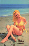 FANTAISIE - Femme - Une Femme En Bikini Jaune à La Plage  - Carte Postale - Mujeres