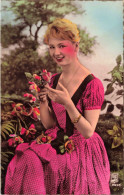 FANTAISIE - Femme - Une Femme En Robe Rose Dans Un Jardin  - Carte Postale Ancienne - Frauen