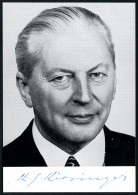 B.R.D. 1975 (ca.) S/w.-Foto-Ak: Dr. H.c. Kurt G. Kiesinger Mit Eigenhändiger Signatur , Ungebr. - B.R.D.-BUNDESPRÄSIDENT - Autres & Non Classés