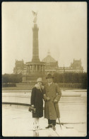 Berlin NW 7 1930 (ca.) S/w.-Foto-Ak.: Modisches Paar Vor Reichstag U. Siegessäule (als Sie Noch Vor Dem Reichstag Stand! - Other & Unclassified