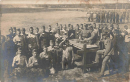 MILITARIA - Régiments - Des Soldats Autour D'une Table Buvant De La Bière - Carte Postale Ancienne - Régiments