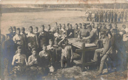 MILITARIA - Régiments - Des Soldats Autour D'une Table Buvant De La Bière - Carte Postale Ancienne - Regimientos