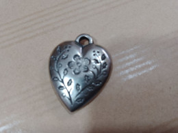 T1 // PENDENTIF COEUR DECOR FLEURS - Pendentifs