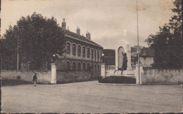 38 - ISERE MOIRANS MONUMENT AUX MORTS ET L'ECOLE DE GARCONS - Moirans