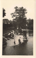 PHOTGRAPHIE - Des Villageois Profitant De La Rivière - Carte Postale Ancienne - Fotografie