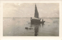 PHOTGRAPHIE - Une Pirogue Au Milieu De La Mer - Carte Postale Ancienne - Fotografie