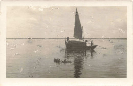 PHOTGRAPHIE - Une Pirogue Au Milieu De La Mer - Carte Postale Ancienne - Photographs