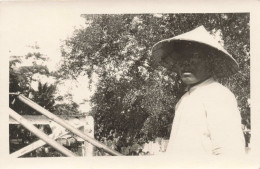 PHOTGRAPHIE - Un Paysan Avec Un Chapeau Chinois - Carte Postale Ancienne - Fotografie