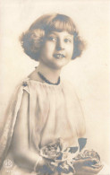 PHOTOGRAPHIE - Petite Fille - Portrait - Carte Postale Ancienne - Photographs