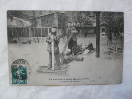 RARE - CPA LES CRUES DE LA SEINE (Janvier 1910) : Un Jardin Rue Van-Loo - Catastrophes