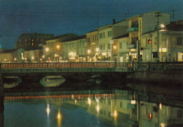 CARTOLINA  CESENATICO,CESENA,EMILIA ROMAGNA-PORTO CANALE-NOTTURNO-SPIAGGIA,VACANZA,BARCHE A VELA,VIAGGIATA 1970 - Cesena