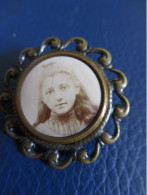 Bijoux Fantaisie/ Petite Broche Souvenir/ Encadrement Laiton/ Avec Photo D'une Jeune Femme/ Vers1920-50  BIJ169 - Otros & Sin Clasificación