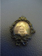 Bijoux Fantaisie/ Petite Broche Souvenir/ Encadrement  Plastique Noir/ Avec Photo D'une Jeune Femme/ Vers1920-50  BIJ191 - Otros & Sin Clasificación