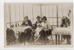 2 CARTES PHOTOS - Le Lido En 1932 - Devant D'Excellentes Huitres Et Un Petit Sauternes - Restaurantes