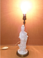 JOLI PIED De LAMPE ANCIEN DEESSE GUANYIN En PORCELAINE BLANCHE Fleur Lotus    E - Lámparas Y Arañas