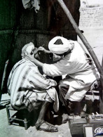 CPA  METIER . SCENES ET TYPE DU MAROC . LE COIFFEUR . BARBIER A L OUVRAGE . RASOIR . BARBER AT WORK   OLD PC - Afrique