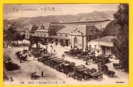 CPA NICE La GARE PLM - 1921 Terminus De Fiacres Et Taxis - Schienenverkehr - Bahnhof