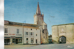 PONT L'ABBE D'ARNOULT LA PLACE ET LA VIEILLE PORTE L'EGLISE ROMANE ET SON CLOCHER 1984 CPSM 10X15 TBE - Pont-l'Abbé-d'Arnoult