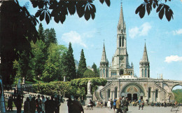 FRANCE - Lourdes - La Basilique Et L'Esplanade - Carte Postale - Lourdes
