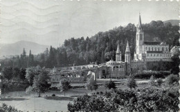 FRANCE - Lourdes - La Basilique Vue Latérale - Carte Postale Ancienne - Lourdes