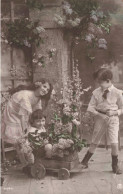 ENFANTS - Enfants Jouant à La Calèche - Carte Postale Ancienne - Gruppen Von Kindern Und Familien