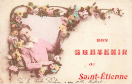 PHOTOGRAPHIE - Un Garçon Entouré De Fleur - Bon Souvenir De Saint-Etienne - Colorisé - Carte Postale Ancienne - Photographs