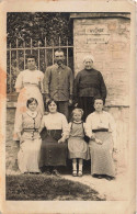 CARTE PHOTO - Une Photo De Famille à L'Avenue De Sartouville - Carte Postale Ancienne - Photographs