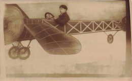 MILITARIA - Guerre - Un Homme Dans Un Avion - Carte Postale Ancienne - Other Wars