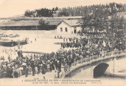 CPA 11 CARCASSONNE / CROISADE VITICOLE DU MIDI / MANIFESTATION DU 26 MAI 1907 / LA GARE ARRIVEE DES MANIFESTANTS - Andere & Zonder Classificatie