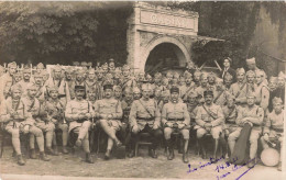 MILITARIA - Des Soldats Posant à L'extérieur Du Casino - Carte Postale Ancienne - Regiments