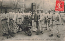 PHOTOGRAPHIE - Chasseurs à Cheval - Une Corvée De Quartier - Carte Postale Ancienne - Photographie