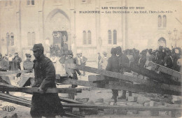 CPA 11 NARBONNE / LES TROUBLES DU MIDI / LES BARRICADES - Sonstige & Ohne Zuordnung