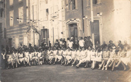 CPA 11 LEUCATE / CARTE PHOTO DEVANT UNE MAISON DU VILLAGE / Provient D'un Album De Famille Leucatois - Sonstige & Ohne Zuordnung