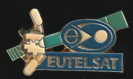 76894- Pin's.Eutelsat .opérateurs De Satellites.Espace.signé Tosca. - Spazio