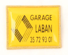Pin's RENAULT - GARAGE LABAN - Logo Sur Fond Jaune - M675 - Renault
