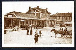 55. Verdun. La Gare De La Compagnie De L'Est. Voyageurs, Calèches, Voiture D'époque. - Verdun