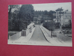 CPA   MONTIGNY  L'ENTREE DU PONT  ANIMEE     VOYAGEE TIMBRE - Montigny-le-Gannelon