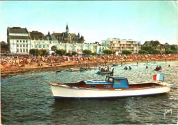 CPM 33 (Gironde) Arcachon - Yacht Devant Le Casino De La Plage Et Sa Plage Vus De La Mer - Casino