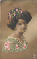 FANTAISIES - Brodées - Portrait D'une Femme Avec Une Robe Et Un Accessoire Brodés - Colorisé - Carte Postale Ancienne - Bordados