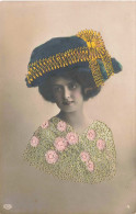 FANTAISIES - Brodées - Portrait D'une Femme Avec Une Robe Et Un Accessoire Brodés - Colorisé - Carte Postale Ancienne - Borduurwerk