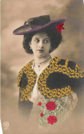 FANTAISIES - Brodées - Portrait D'une Femme Avec Une Robe Et Un Accessoire Brodés - Colorisé - Carte Postale Ancienne - Borduurwerk