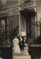 CARTE PHOTO - Portrait De Famille - Une Famille Devant Leur Maison - Carte Postale Ancienne - Photographie