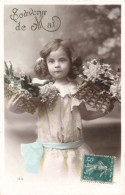 ENFANTS - Portrait - Une Petite Fille Tenant Des Paniers De Fleurs - Souvenir De Mai - Colorisé - Carte Postale Ancienne - Abbildungen