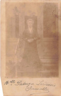 CARTE PHOTO - Portrait - Une Femme Debout à L'entrée D'une Boutique  - Carte Postale Ancienne - Photographie