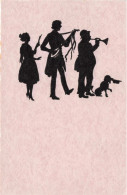 PHOTOGRAPHIE - Silhouettes De Musiciens Et Chien Tenant Un Chapeau  - Carte Postale Ancienne - Photographie