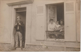 TAVERNY - On Pose Fièrement Devant La Maison Située Au 121 ....  En 1908     ( Carte Photo ) 2/2 - Taverny